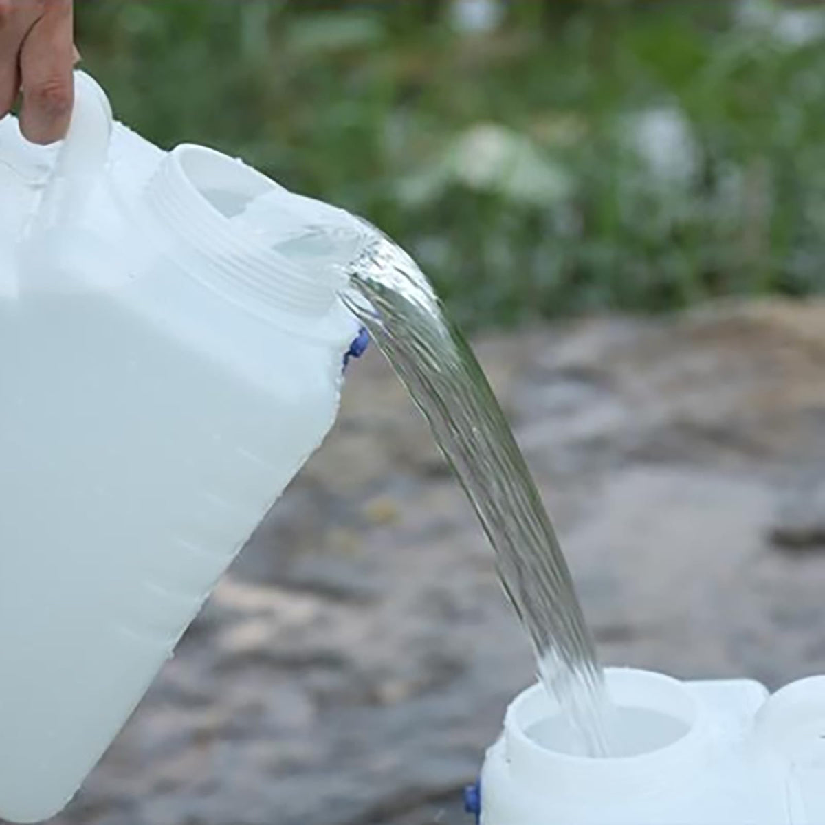 2 Gallons Clear Water Container with Spigot and Handle R153710